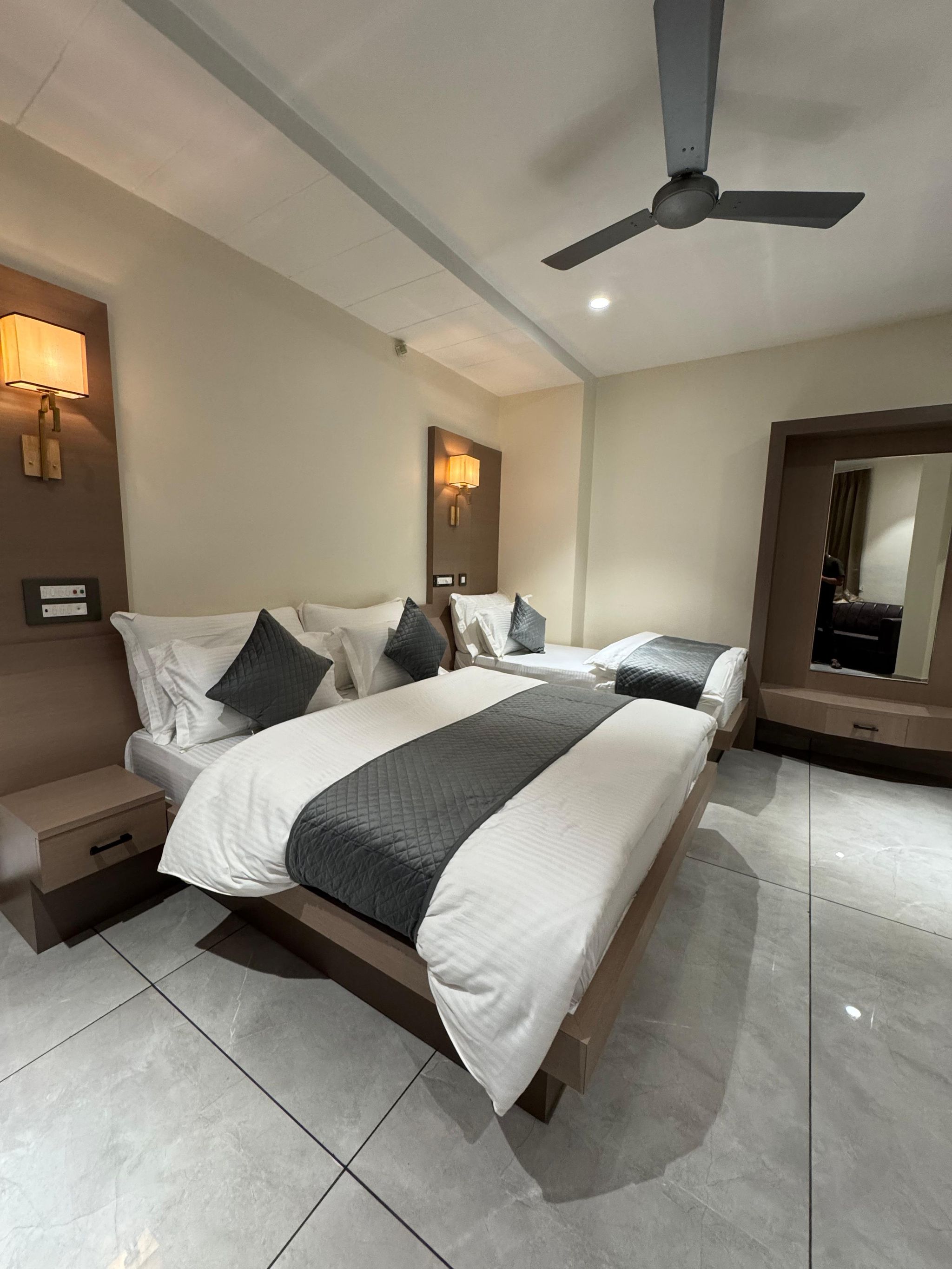 Hotel Shankar Palace Deluxe Double Bed Room  2