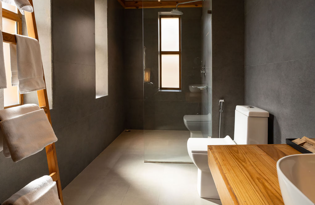 Chospa Hotel Club Room With City View 8