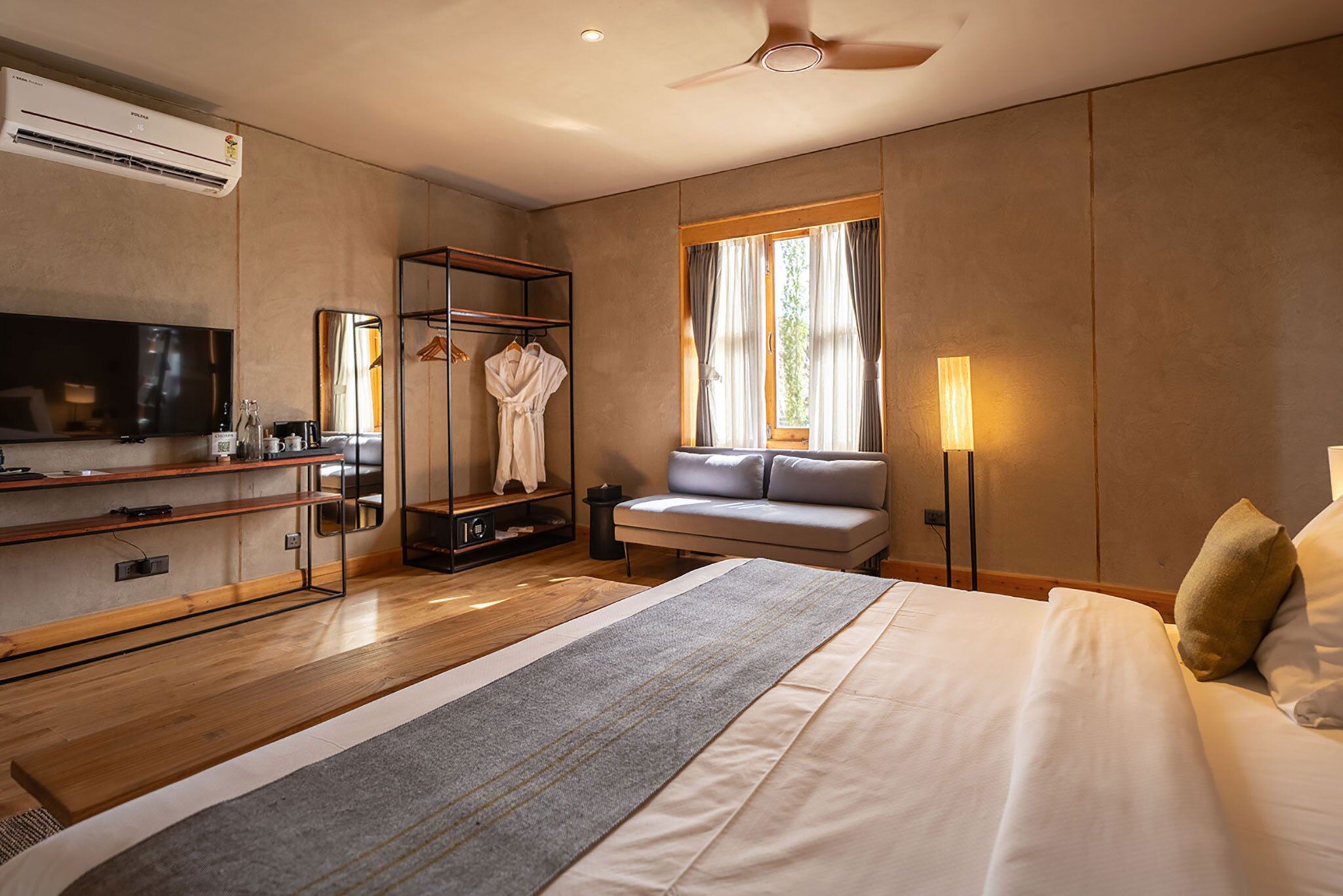 Chospa Hotel Club Room With City View 3