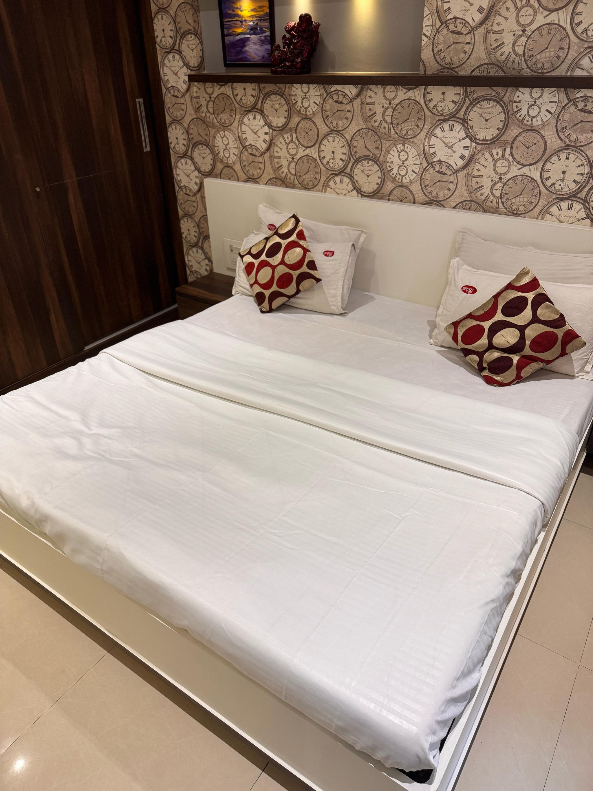 Suite Room with Projector Screen