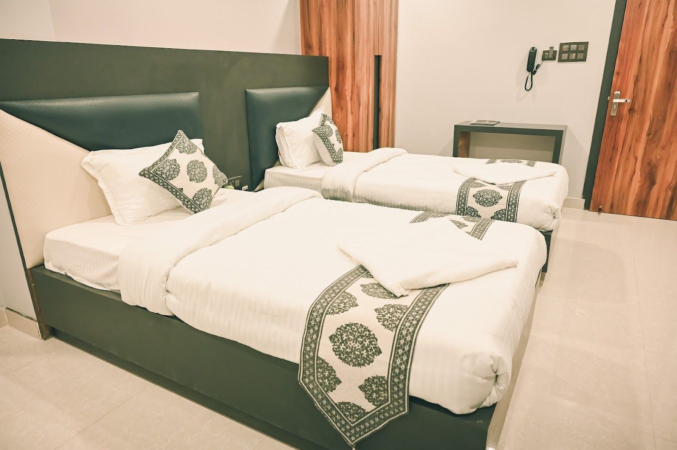 Hotel Empire Regency Deluxe Twin 4