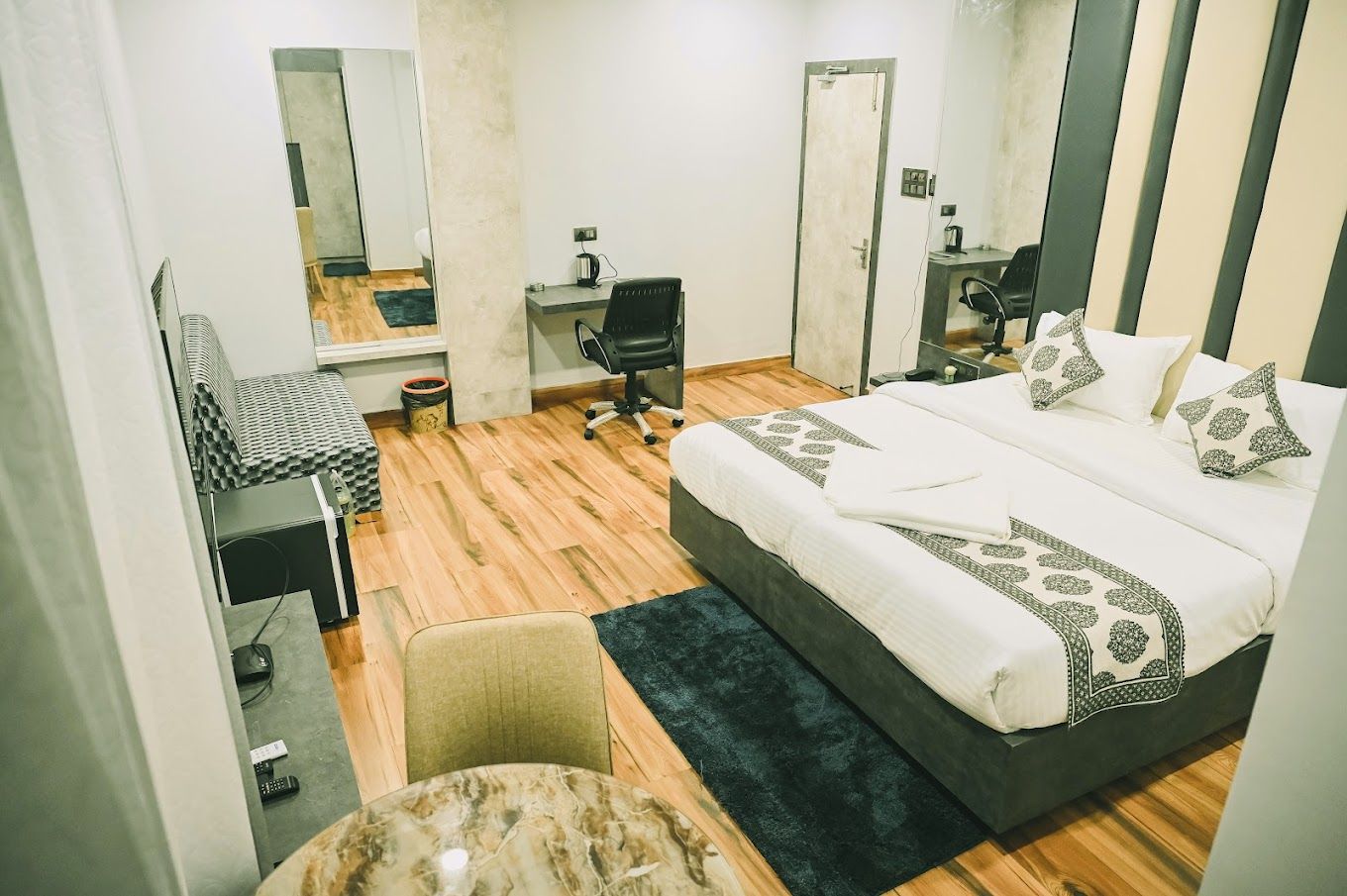 Business Class (With Dining Table, Smart TV and Road Side view)