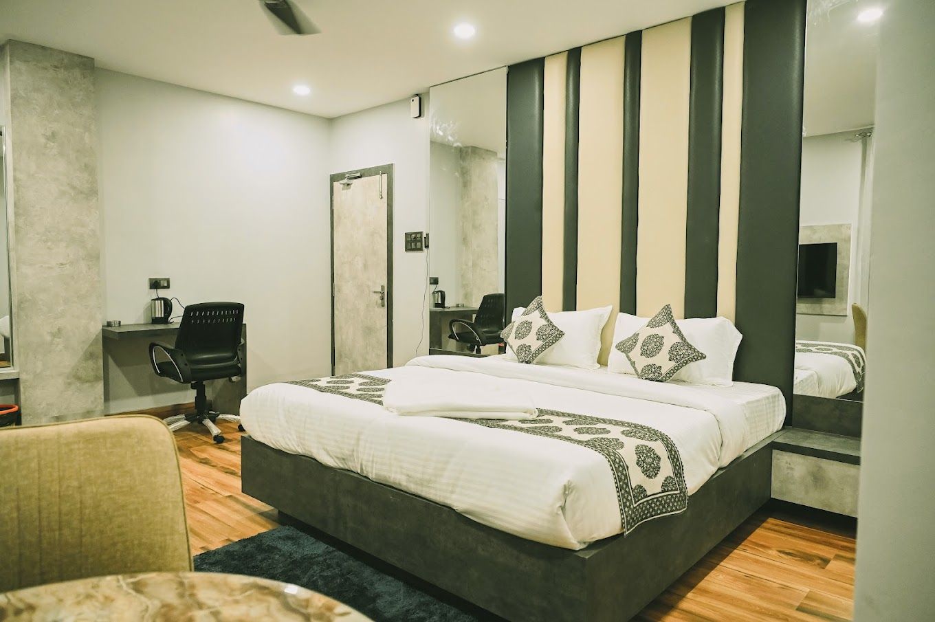 Business Class (With Dining Table, Smart TV and Road Side view)