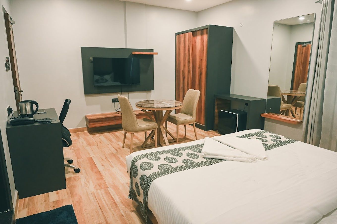 Business Class (With Dining Table, Smart TV and Road Side view)