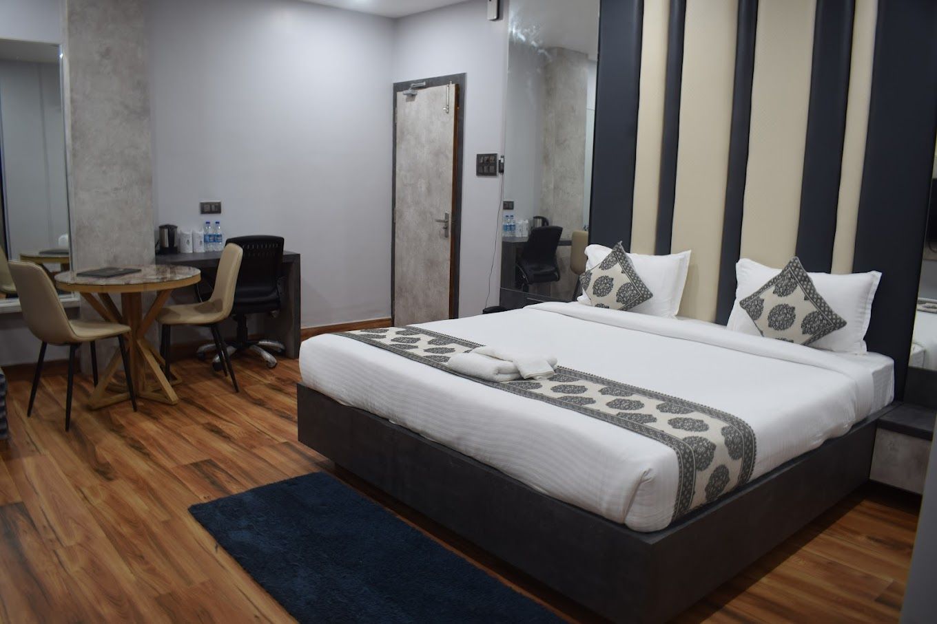 Deluxe Double (with Small Dining Table)