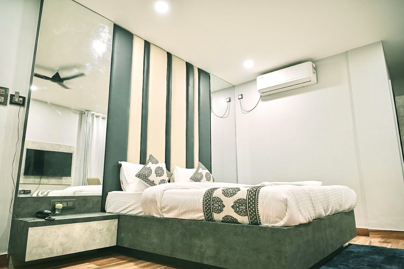 Business Class (With Dining Table, Smart TV and Road Side view)