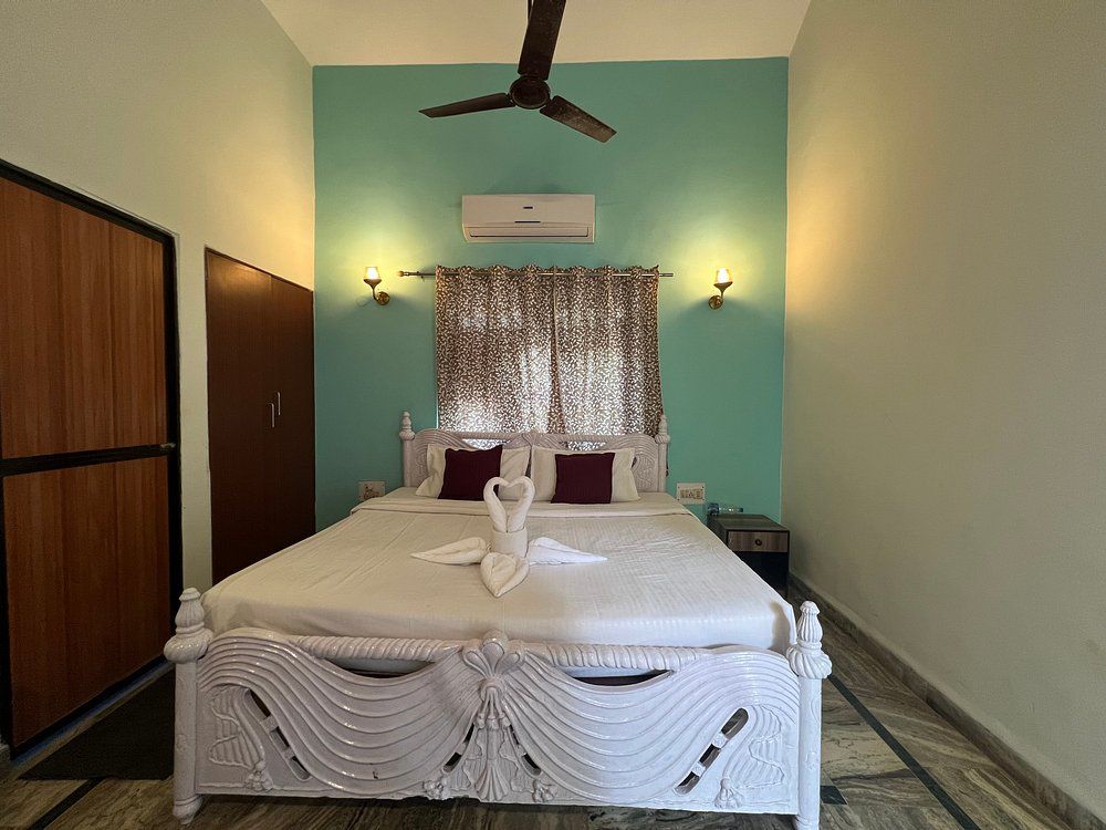 FAMILY ROOM (1 BUNK BED & 1 KING BED)