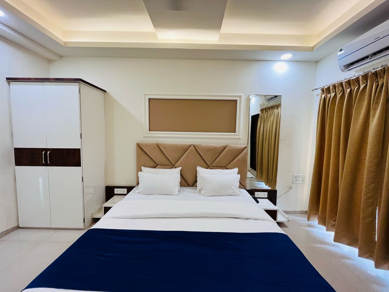 Hotel Shree Palace Deluxe Room 4