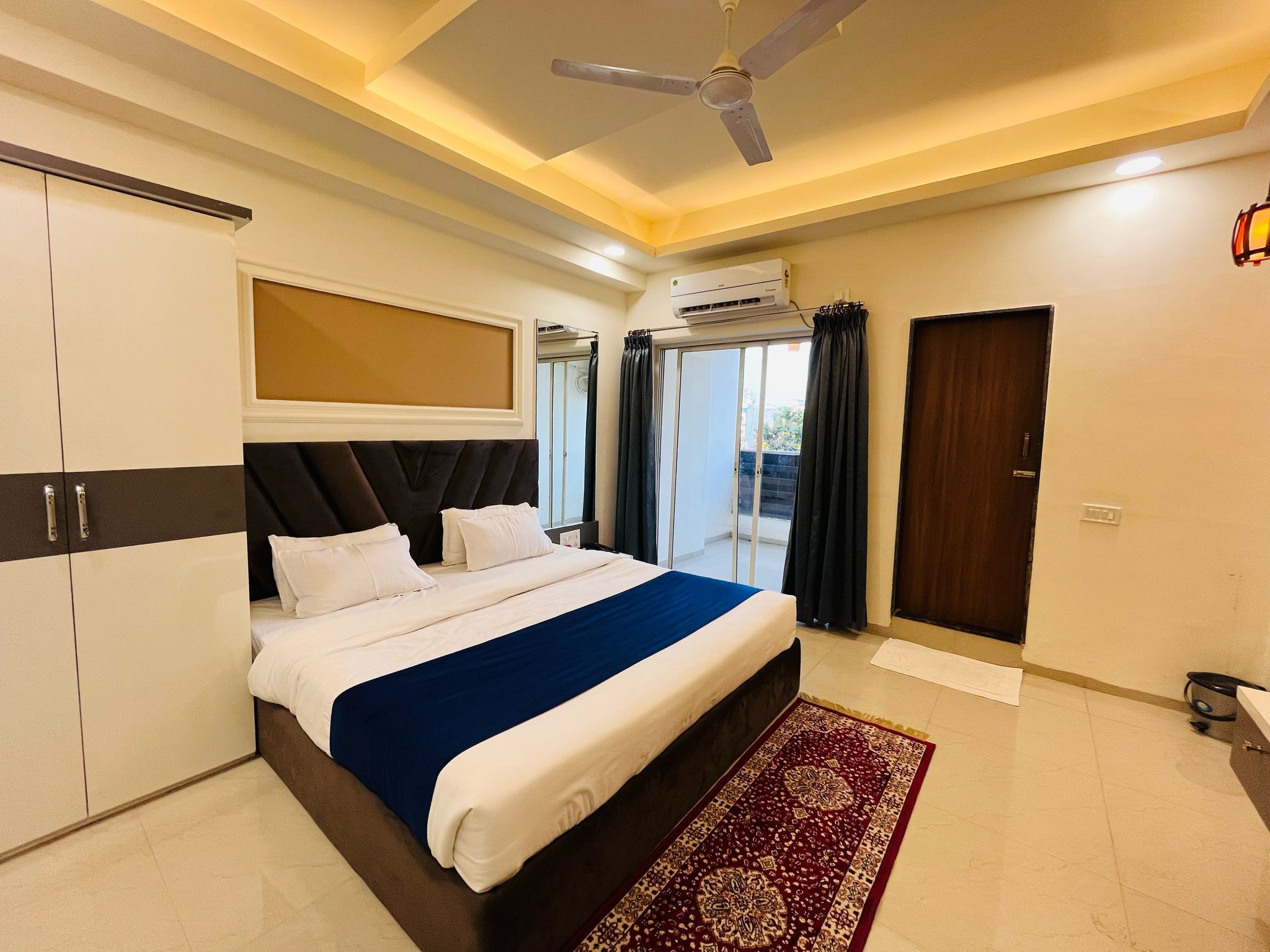 Hotel Shree Palace Deluxe Room