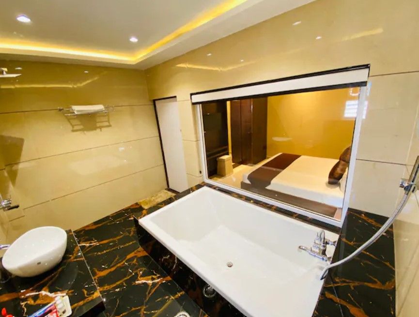 Sangam Banquet And Hotel Suite Room With Bathtub 3