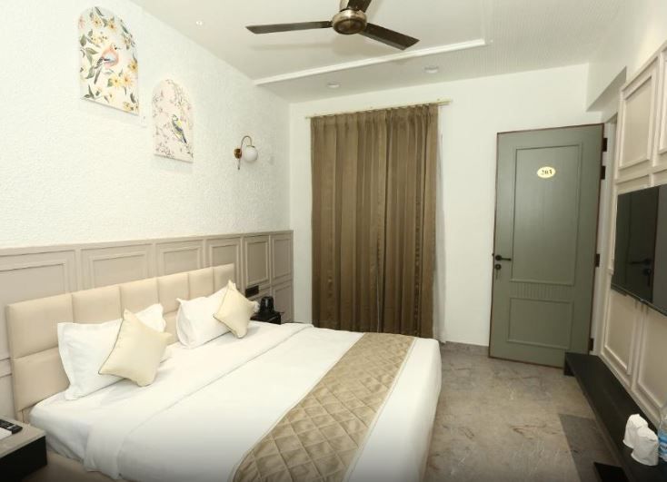 Elegance A Boutique Stay Superior King Room 2