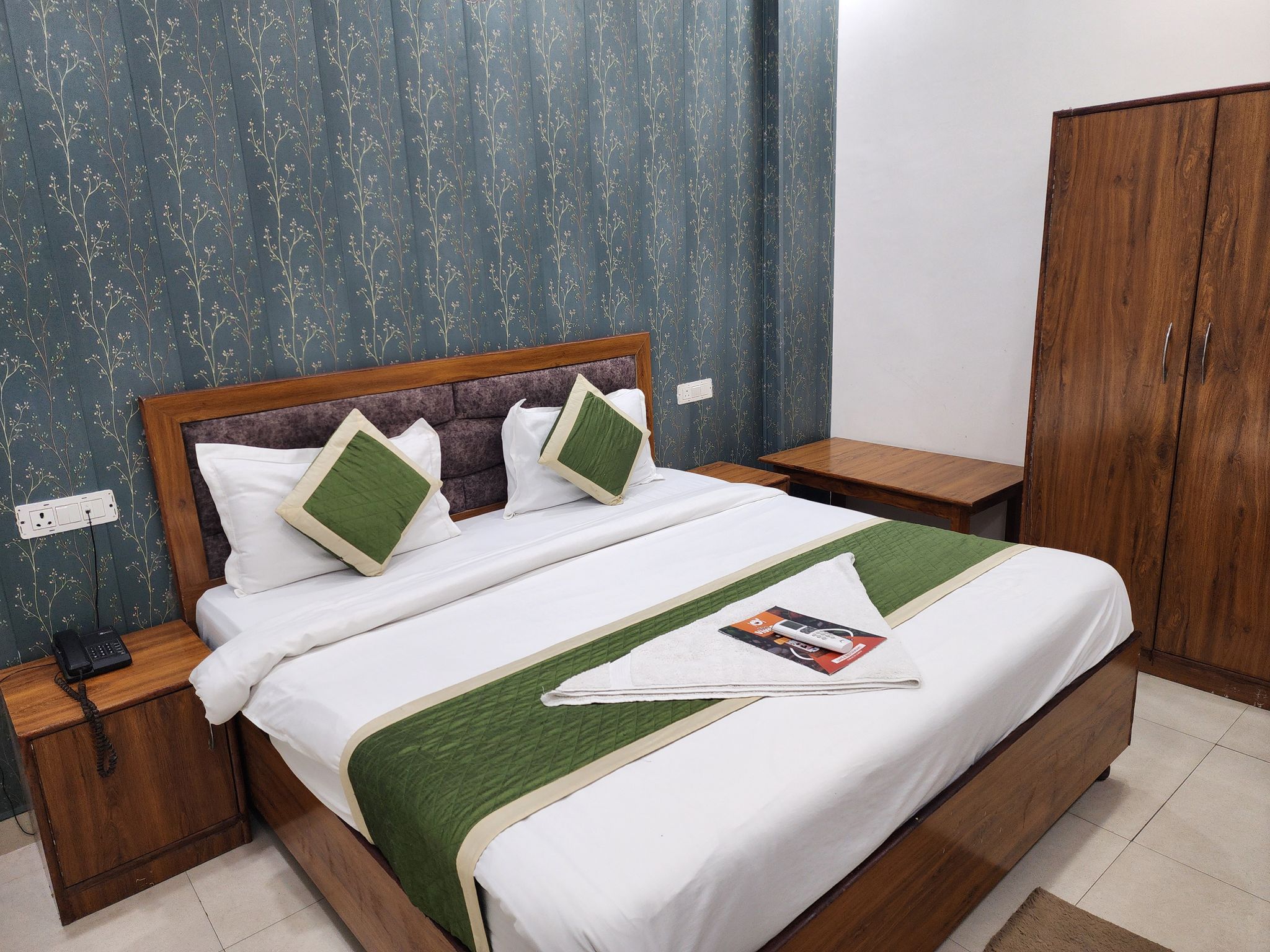 Frolic Hotel Near Sec 52 Noida Metro Station Deluxe Room