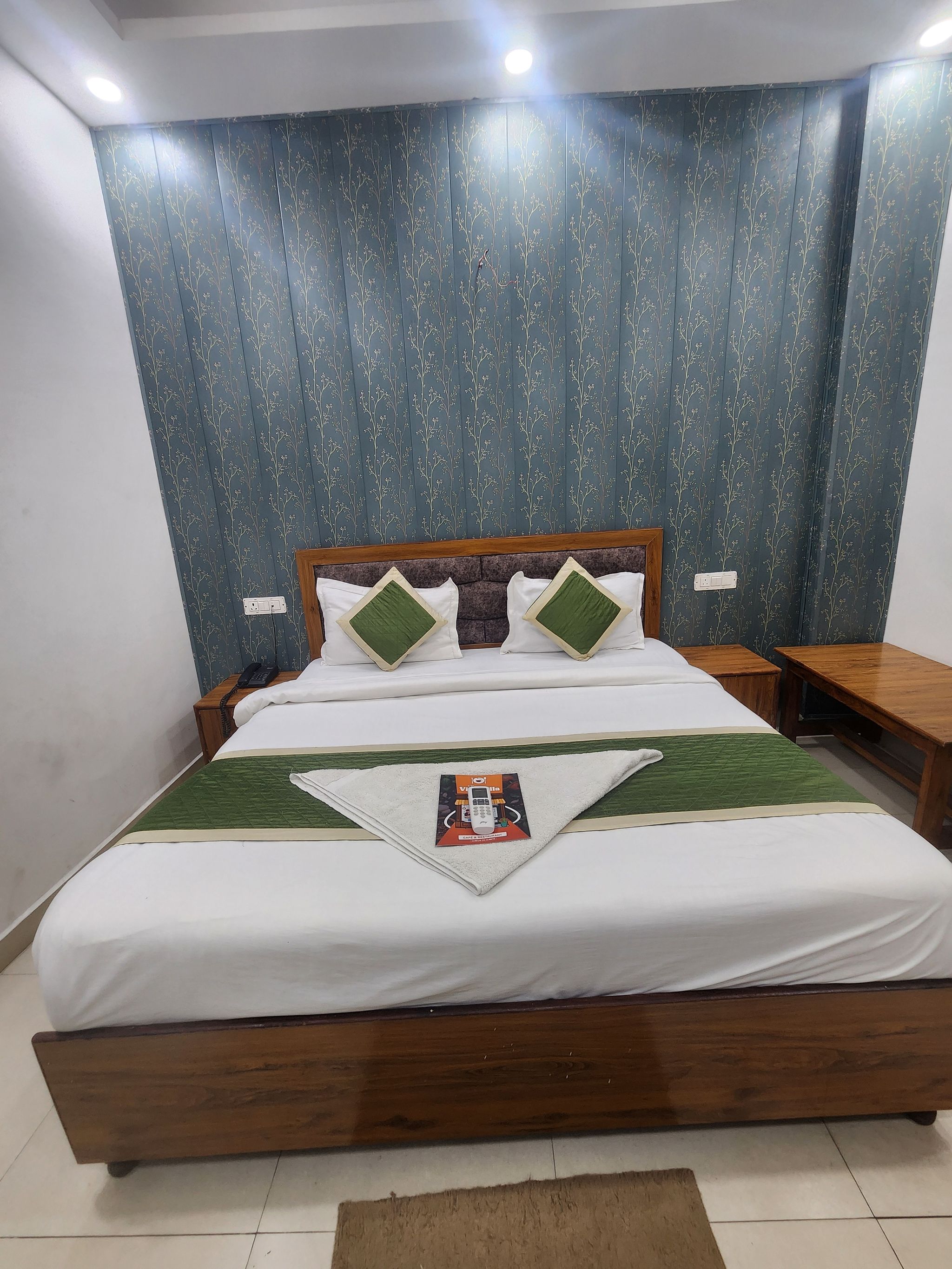 Frolic Hotel Near Sec 52 Noida Metro Station Deluxe Room 4