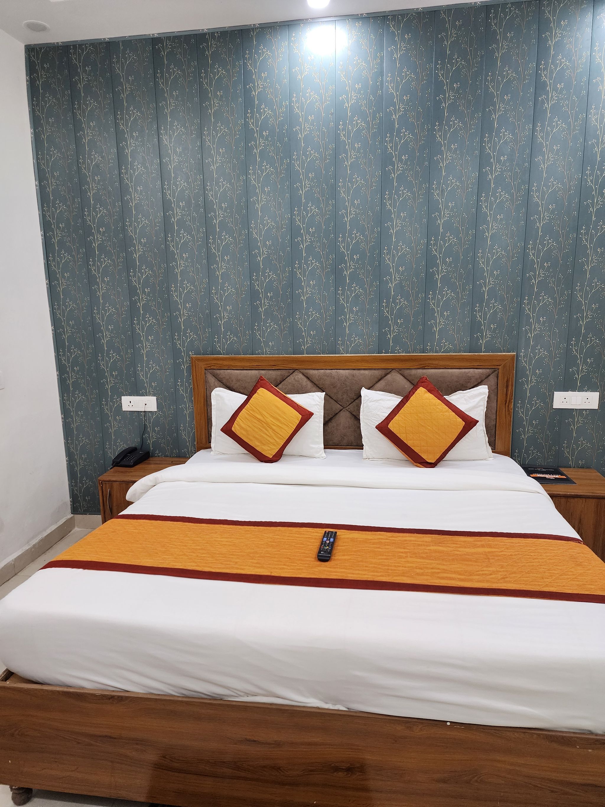 Frolic Hotel Near Sec 52 Noida Metro Station Deluxe Room 6