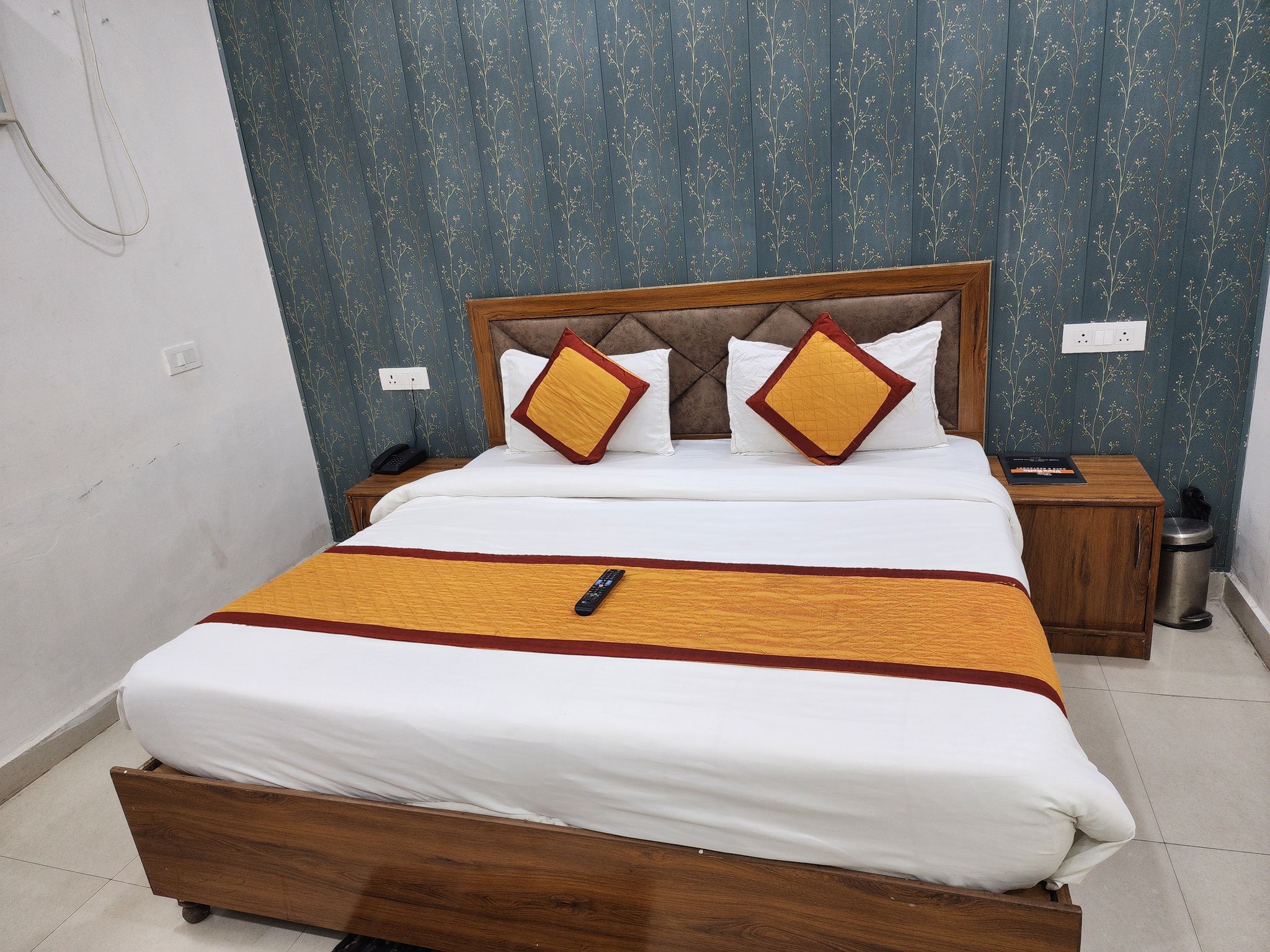 Frolic Hotel Near Sec 52 Noida Metro Station Deluxe Room 3