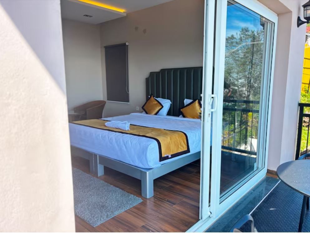 Deluxe Room with Balcony (Side view)
