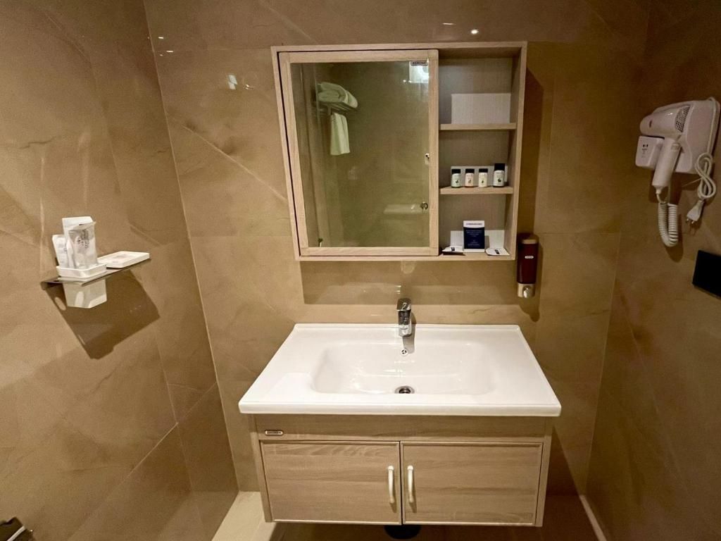 Hotel Grand Continent Premier Banjara Hills, Hyderabad Deluxe Room Twin 3