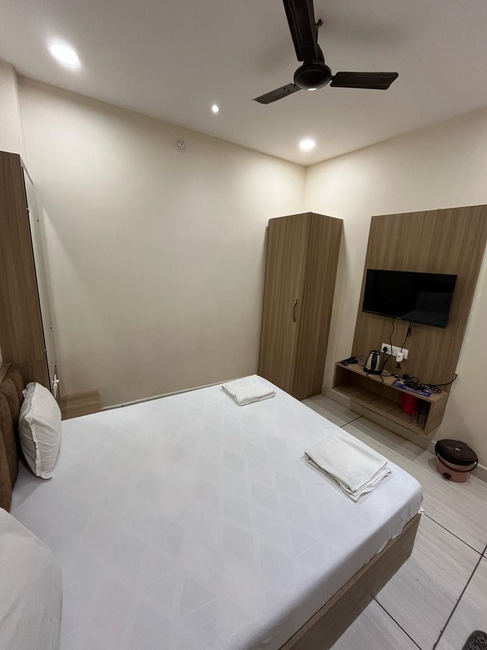 Standard Queen Ac Room