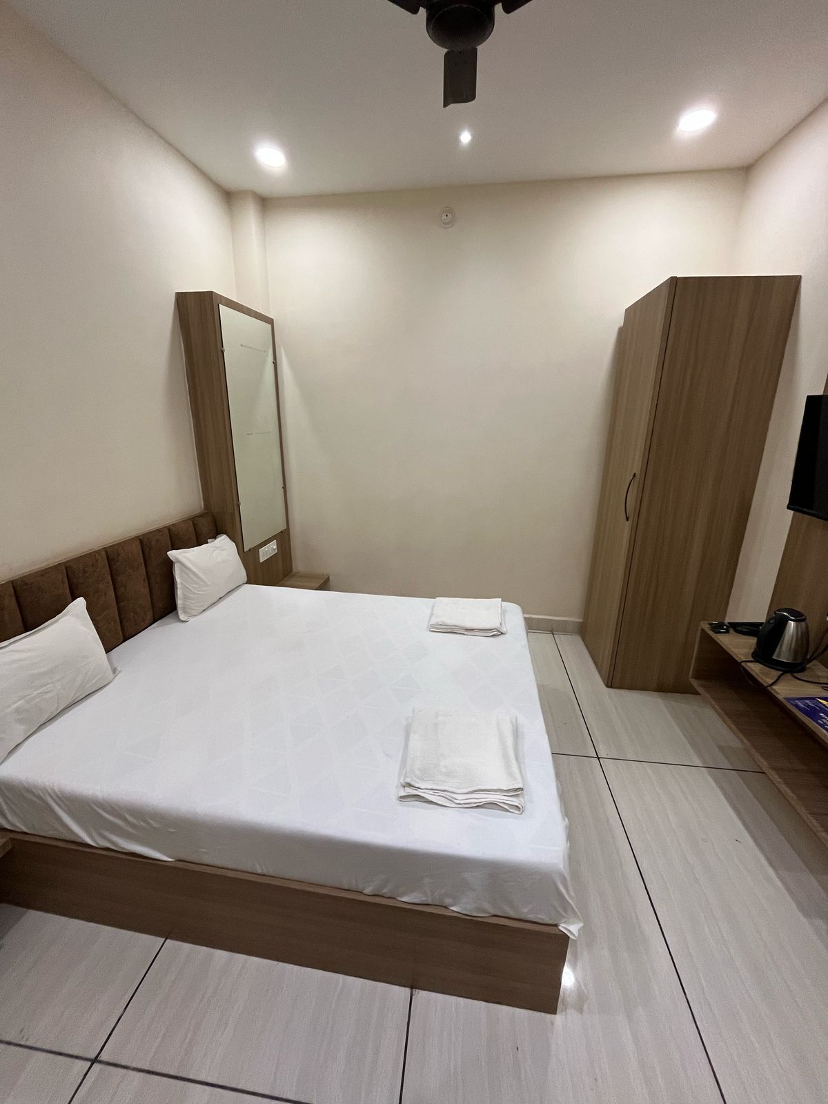 Standard Queen Ac Room