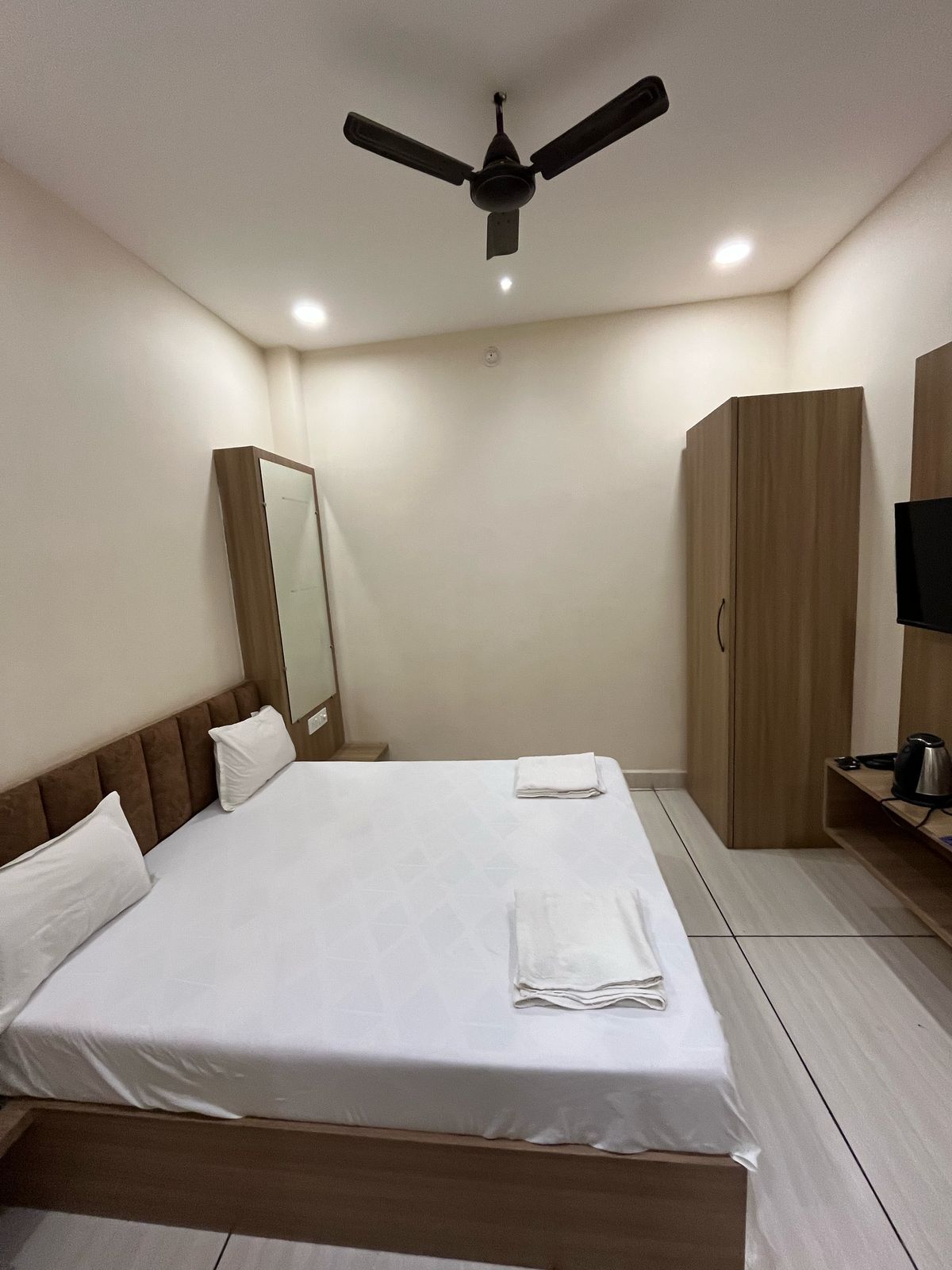 Standard Queen Ac Room