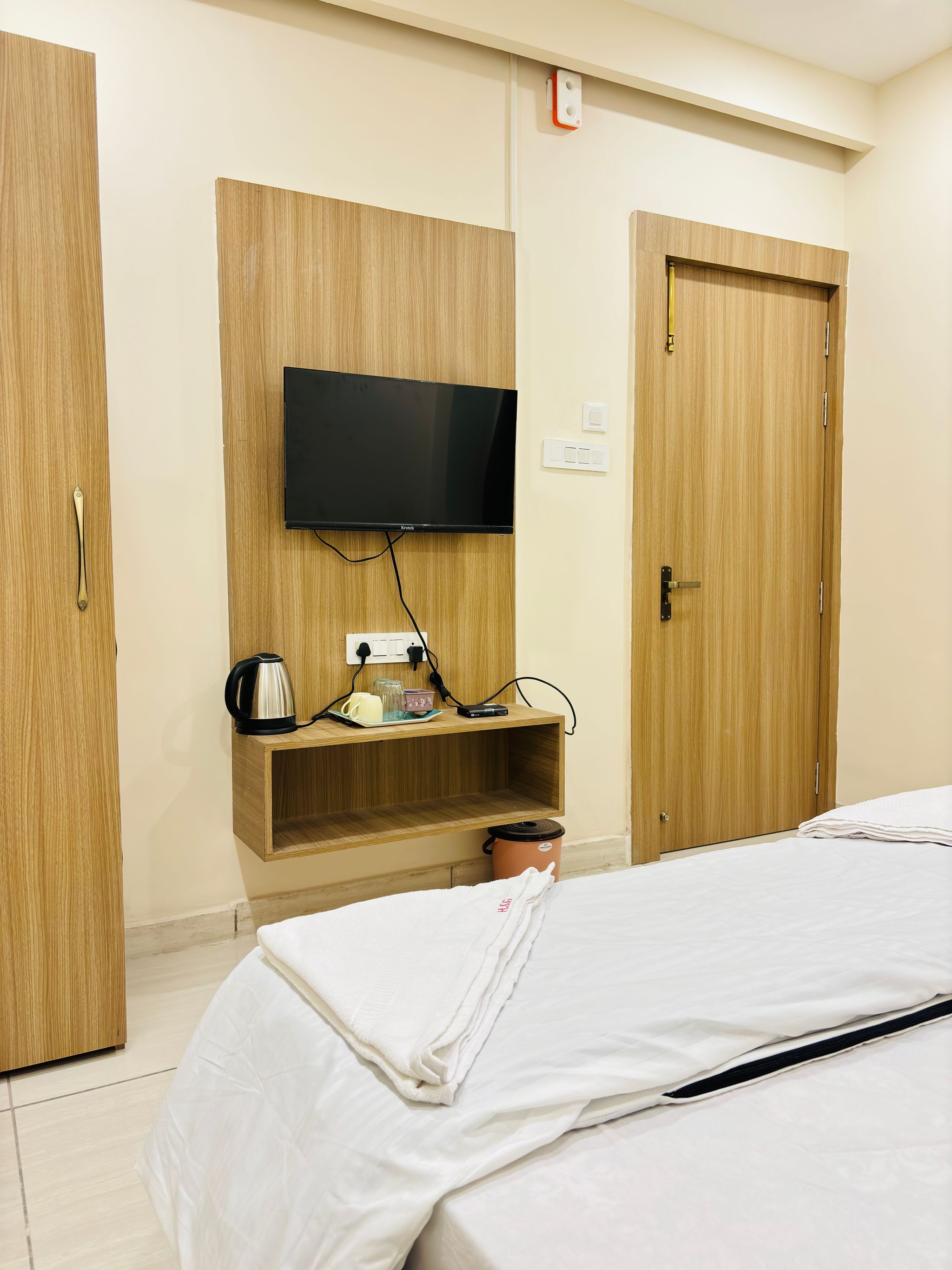 Standard Queen Ac Room