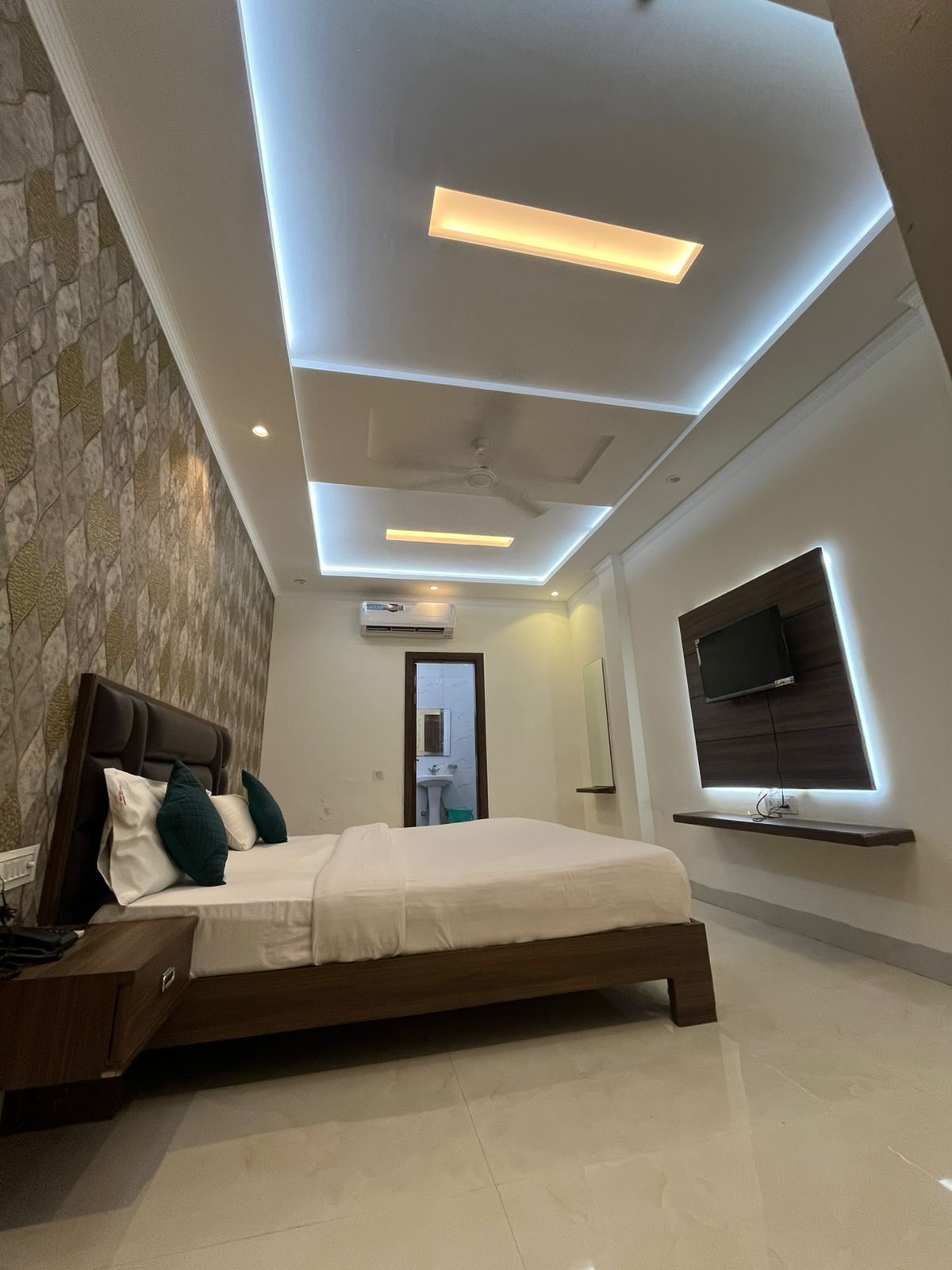 Hotel Ashok Palace 200 Meters from Taj Mahal Deluxe Room 5