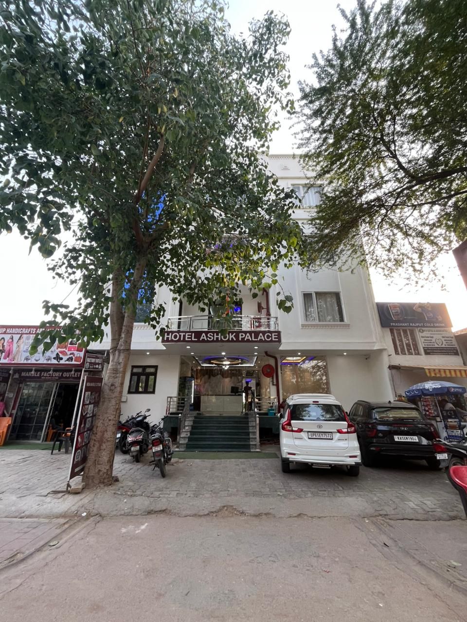 Hotel Ashok Palace 200 Meters from Taj Mahal