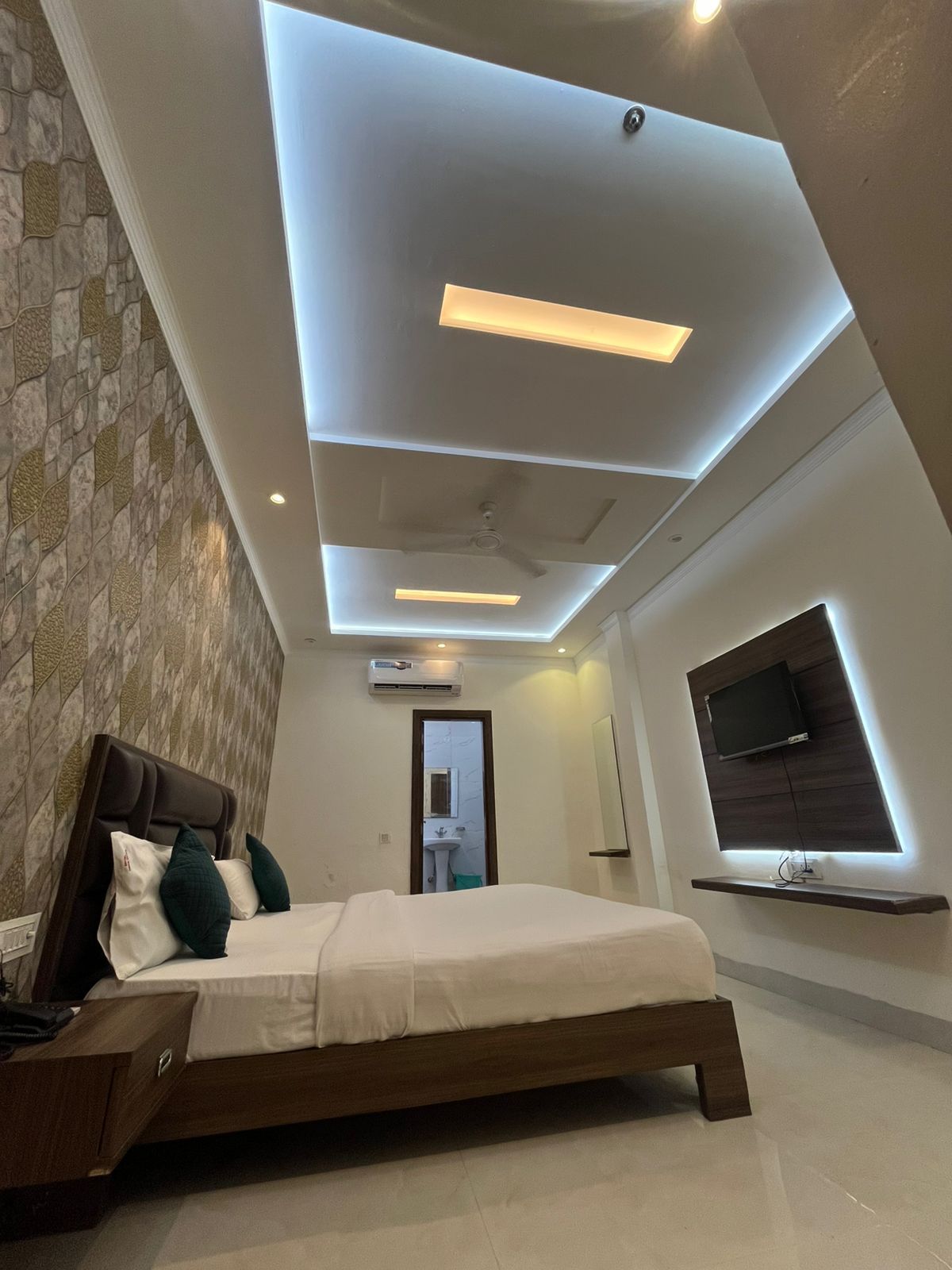 Hotel Ashok Palace 200 Meters from Taj Mahal Deluxe Room 4