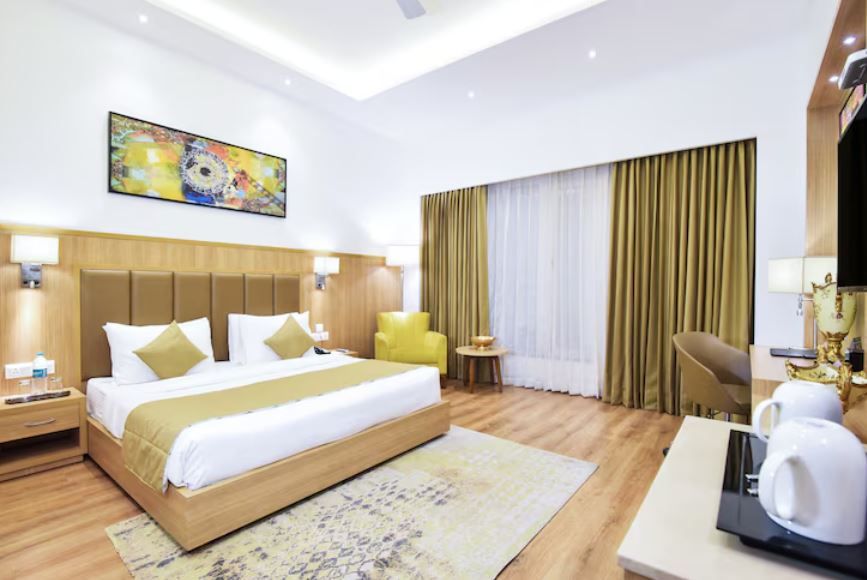 1 King Bed, Non-Smoking, Deluxe Room with Mini Bar