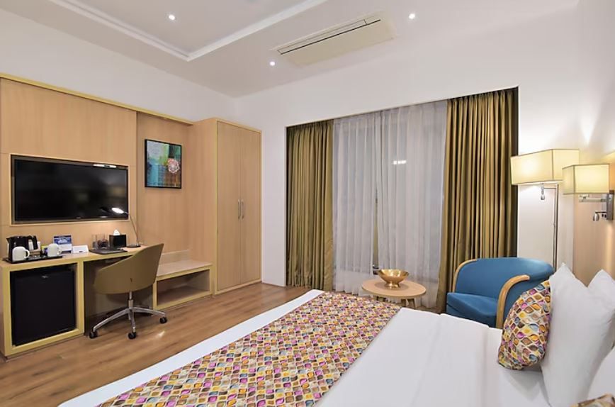 Surestay Heritage Walk by Best Western 1 King Bed, Non-Smoking, Superior Room with Mini Bar 2