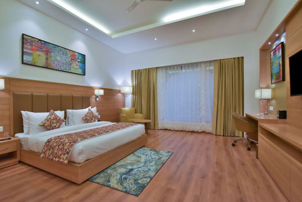 Surestay Heritage Walk by Best Western 1 King Bed, Non-Smoking, Superior Room with Mini Bar 3