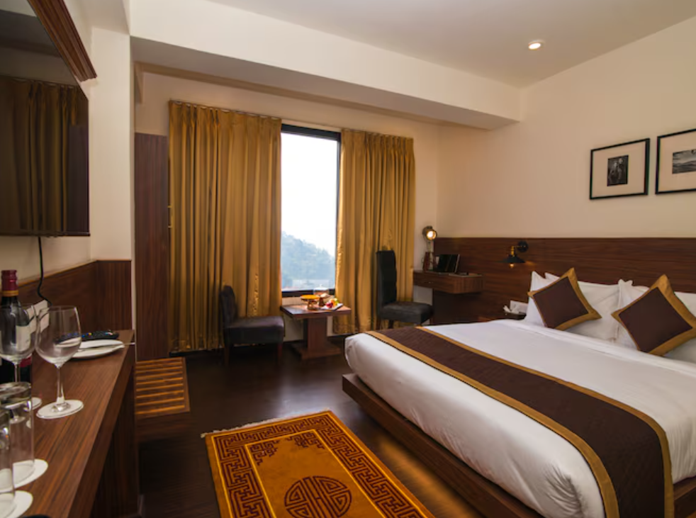 Suite Room - Queen Bed - Valley View 