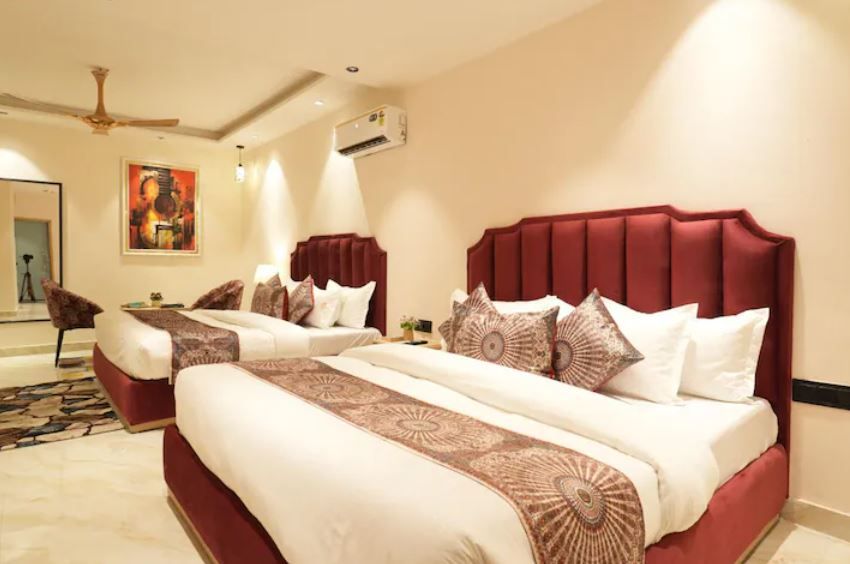 SUPER DELUXE TRIPLE BED ROOM