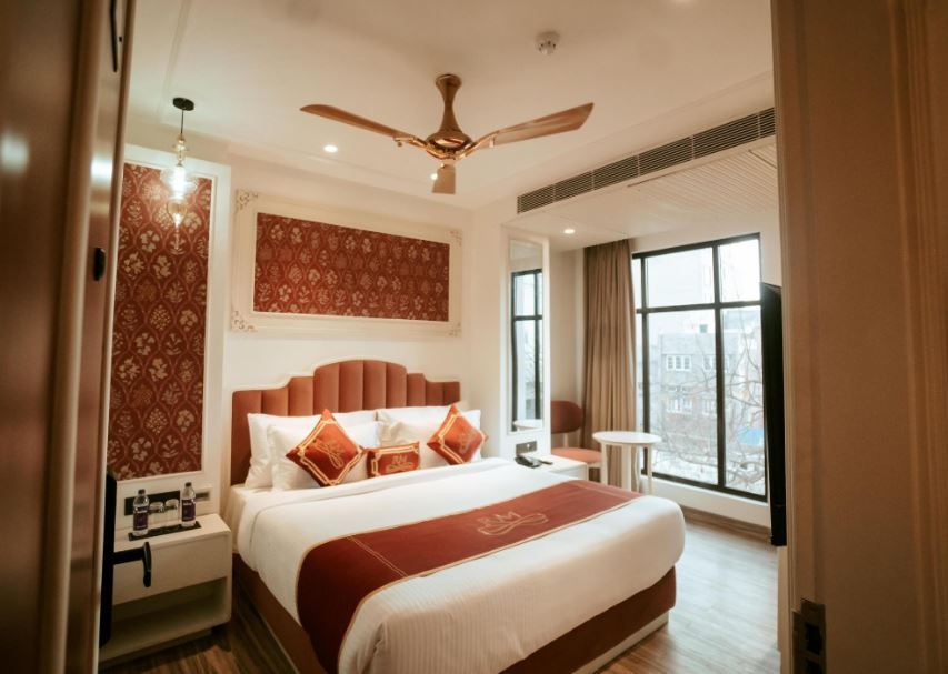 Red Martin 2 Min Walk from Golden Temple Deluxe Room