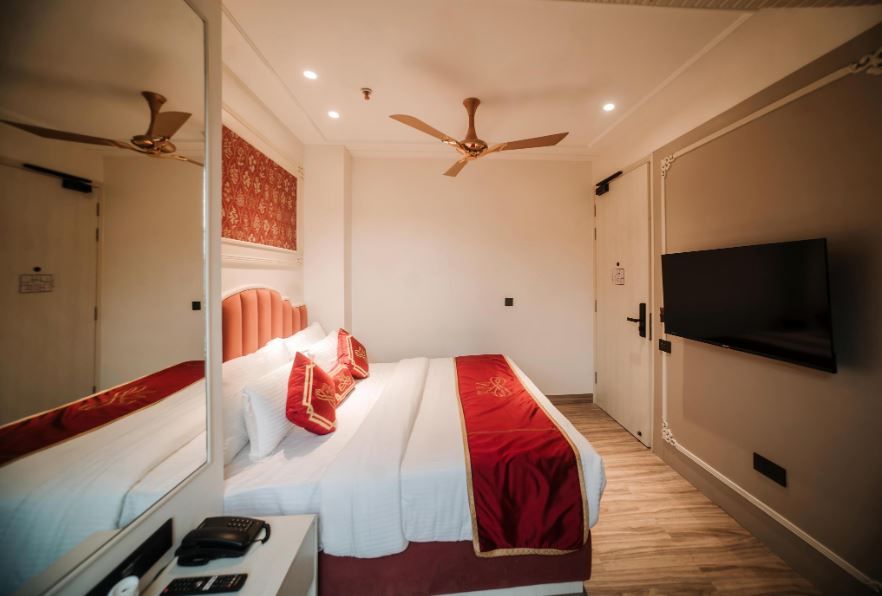 Red Martin 2 Min Walk from Golden Temple Deluxe Room 2