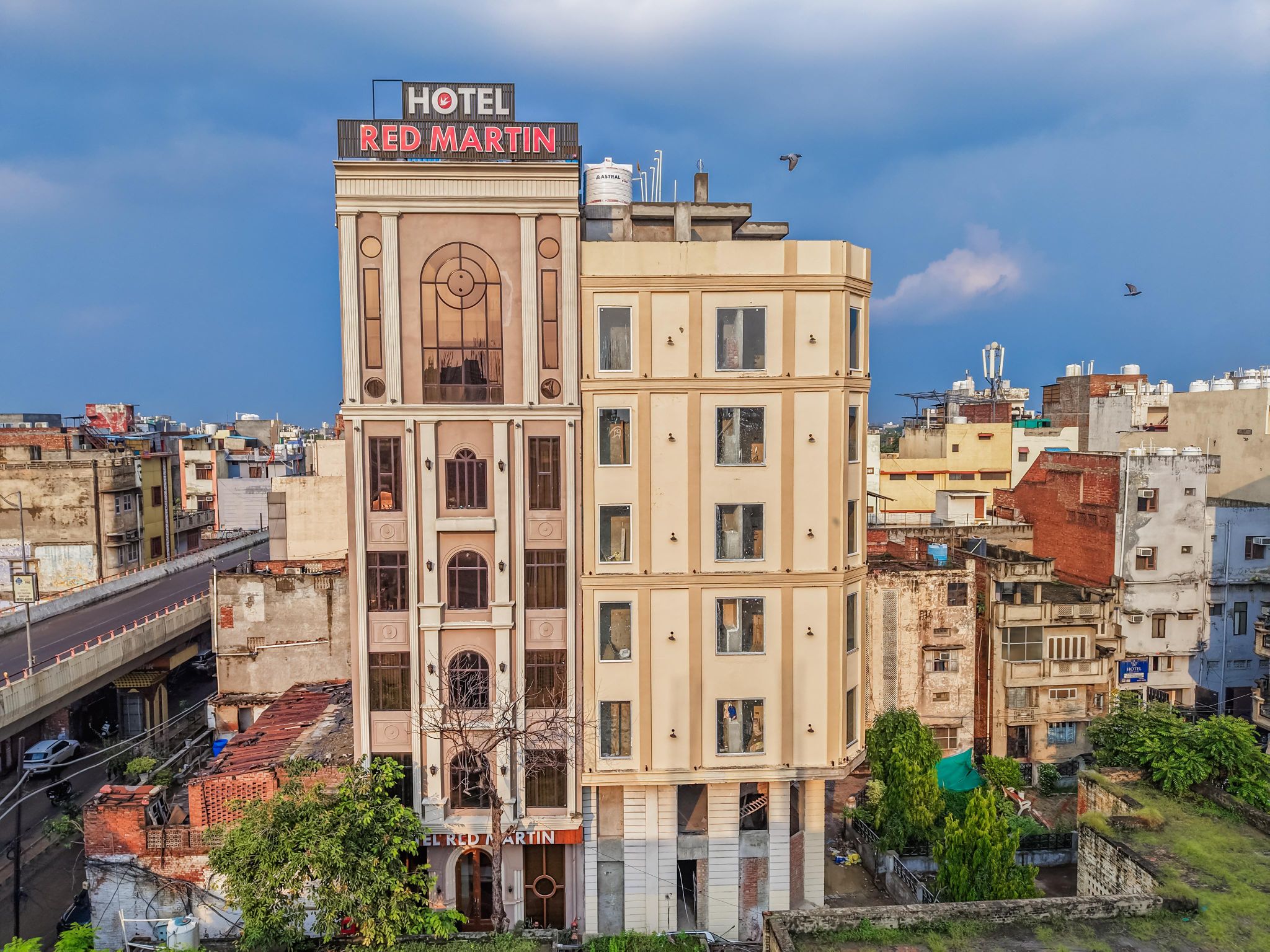 Red Martin 2 Min Walk from Golden Temple