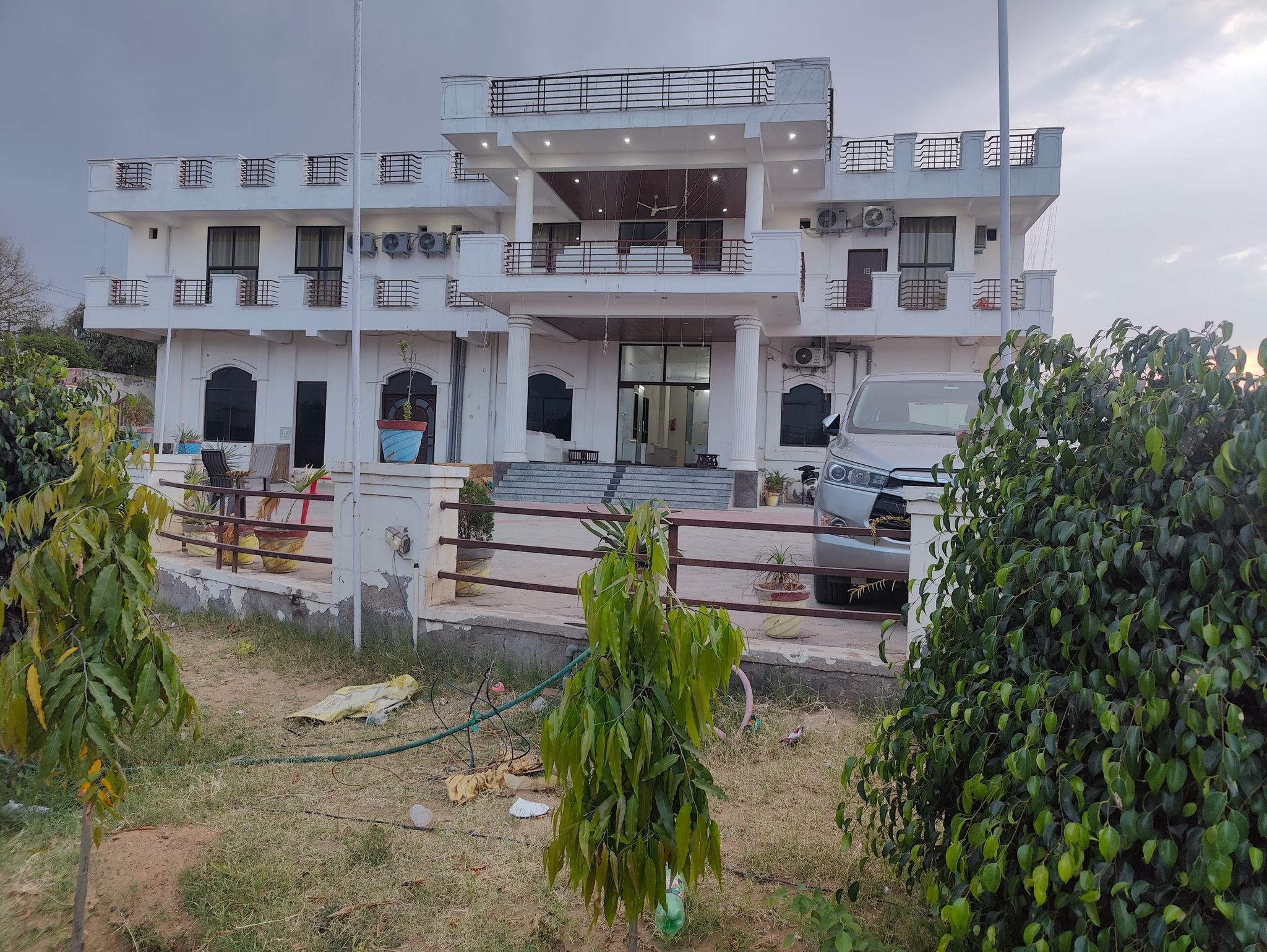 Hotel Meera & Marriage Palace Pilani