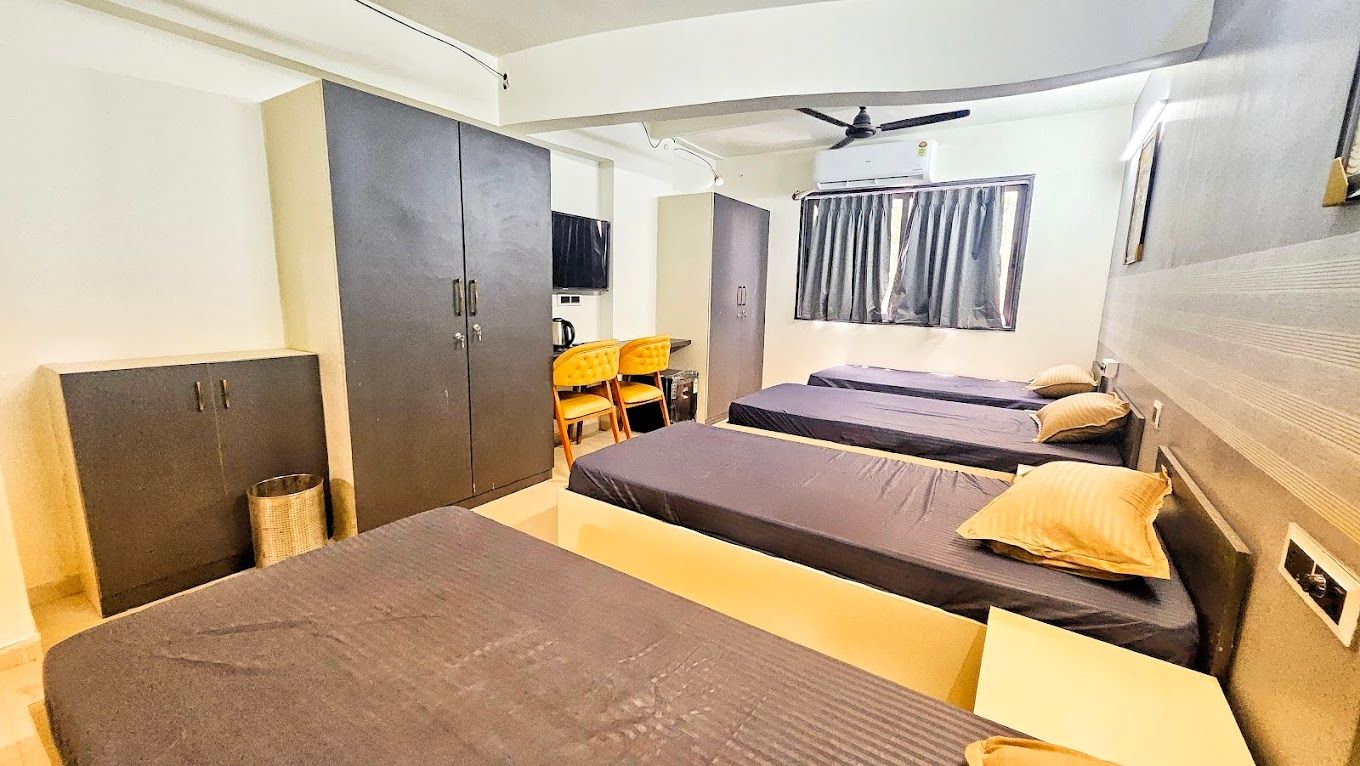 The Royal Meredian Living A bed in 4 bed Shared Dormitory 2