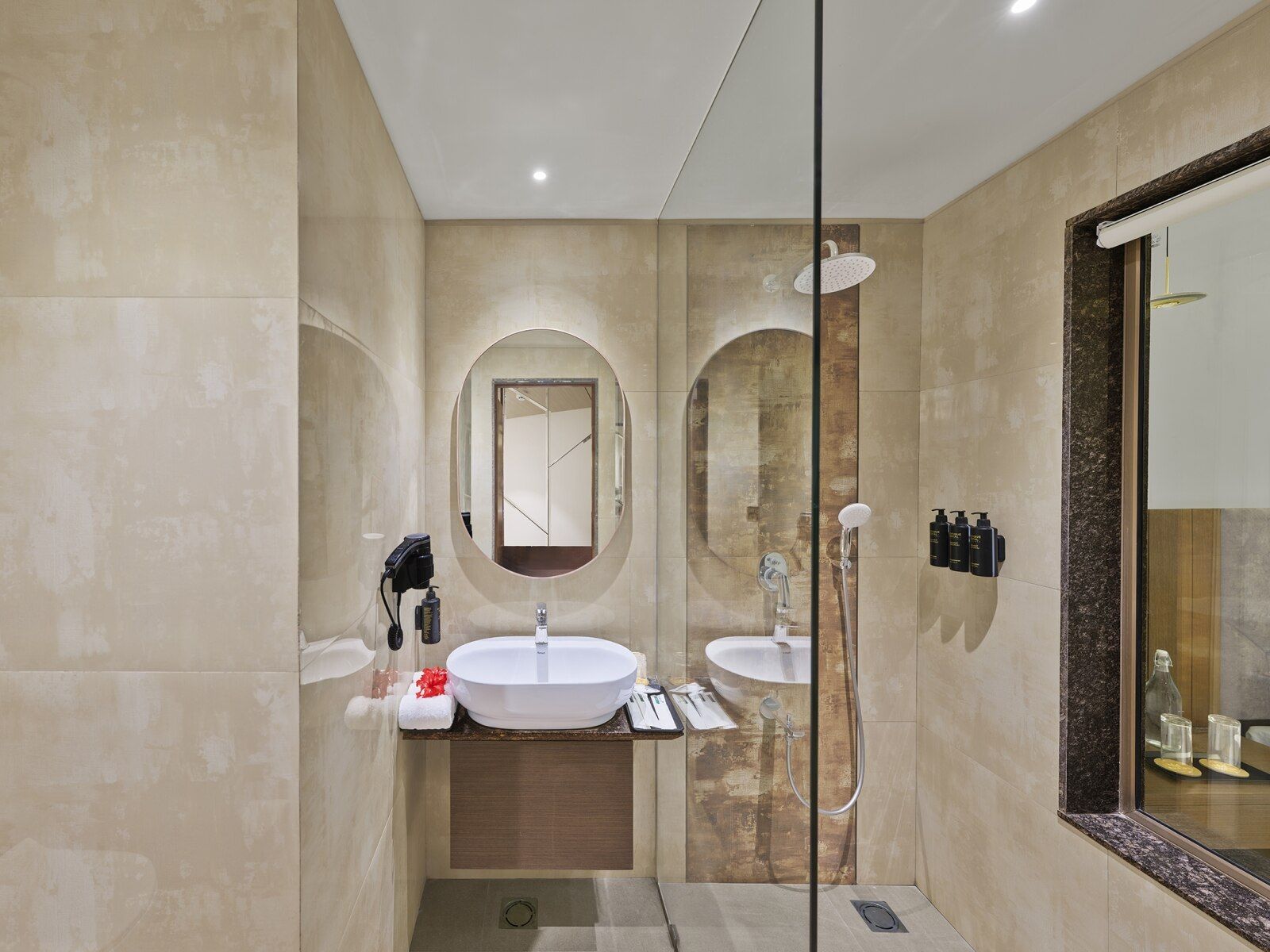 Empire By Zuper Azalea Room With Lawn or Pool View 3