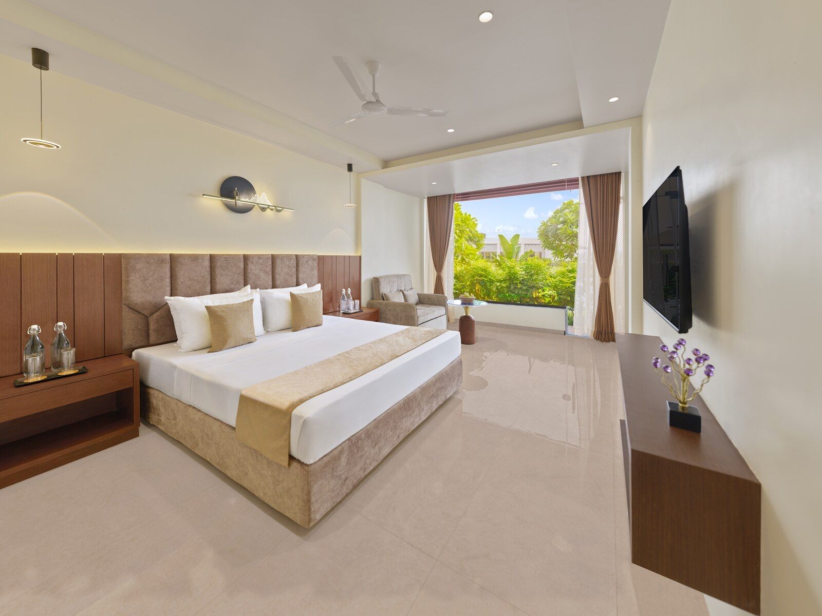 Azalea Room With Lawn or Pool View