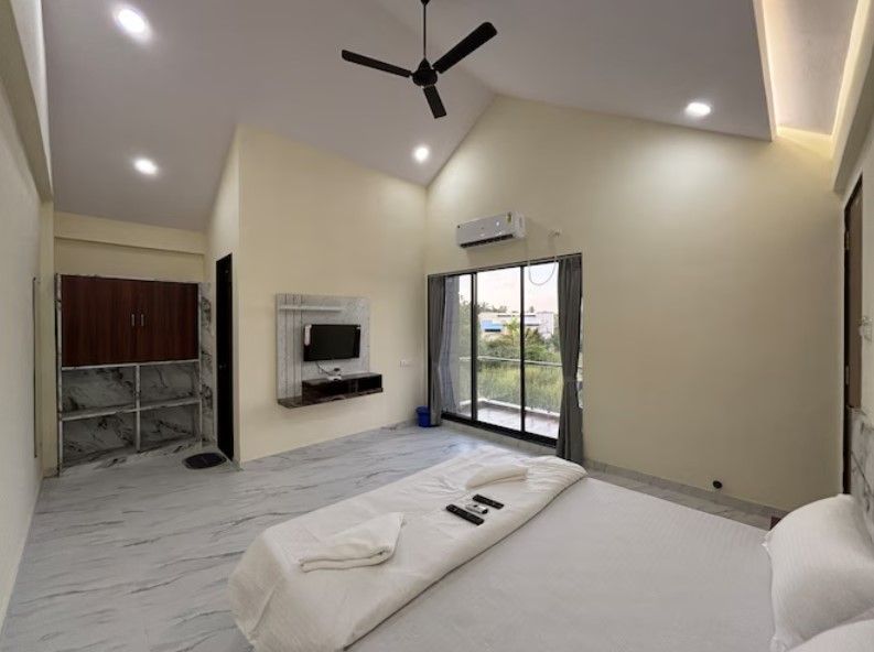 ILIF 2797 THE NEELA Deluxe AC Room 4