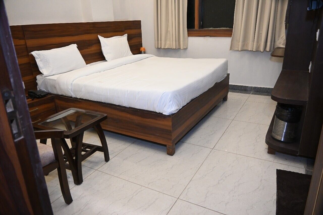 KRISHNA PARADISE HOTEL Deluxe Double Room 3