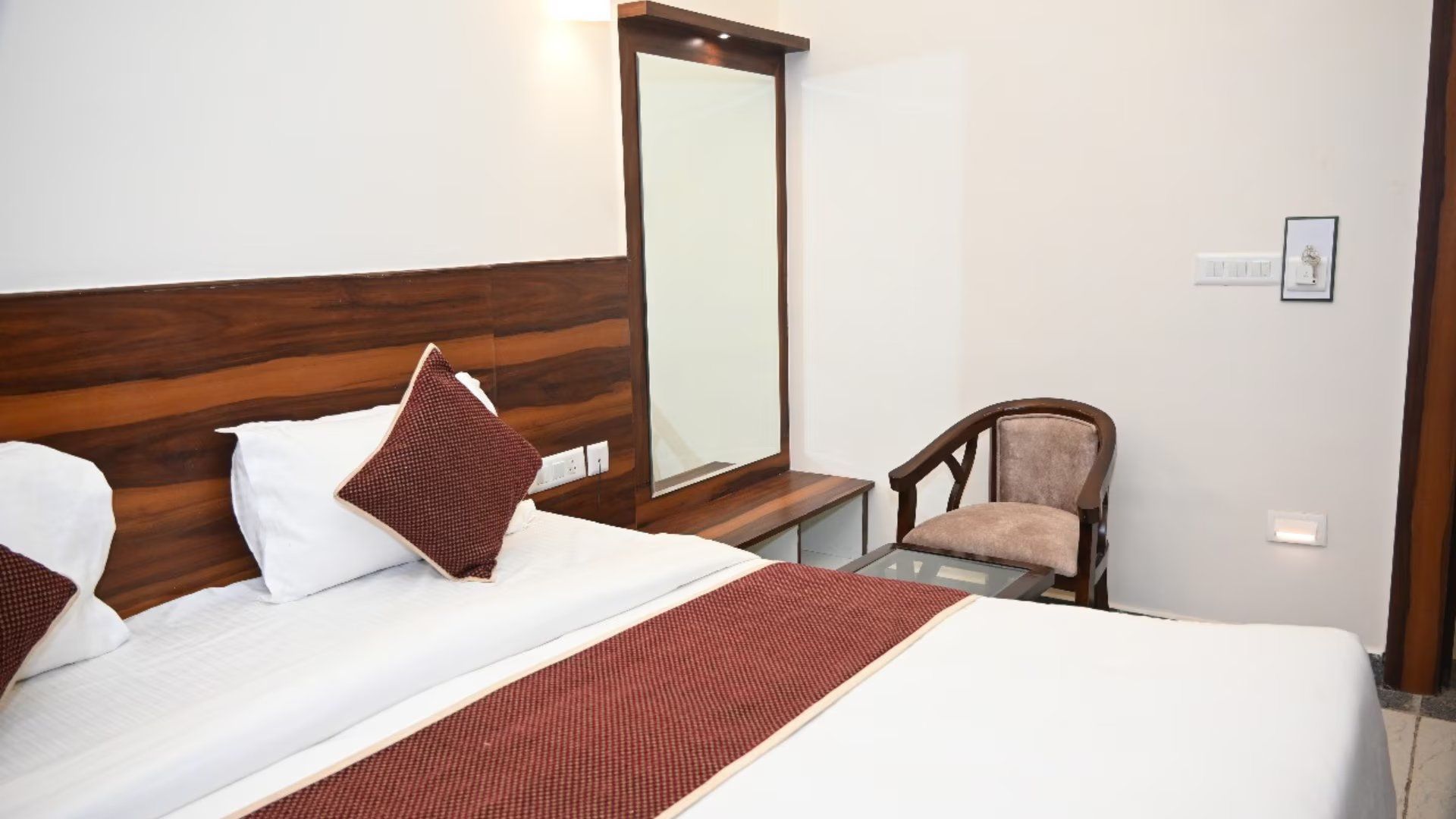 KRISHNA PARADISE HOTEL Deluxe Double Room 4