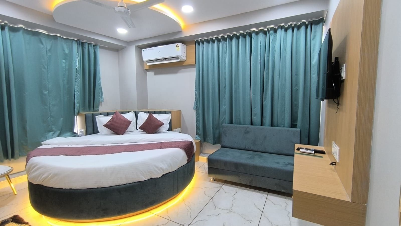 Super Deluxe AC Room