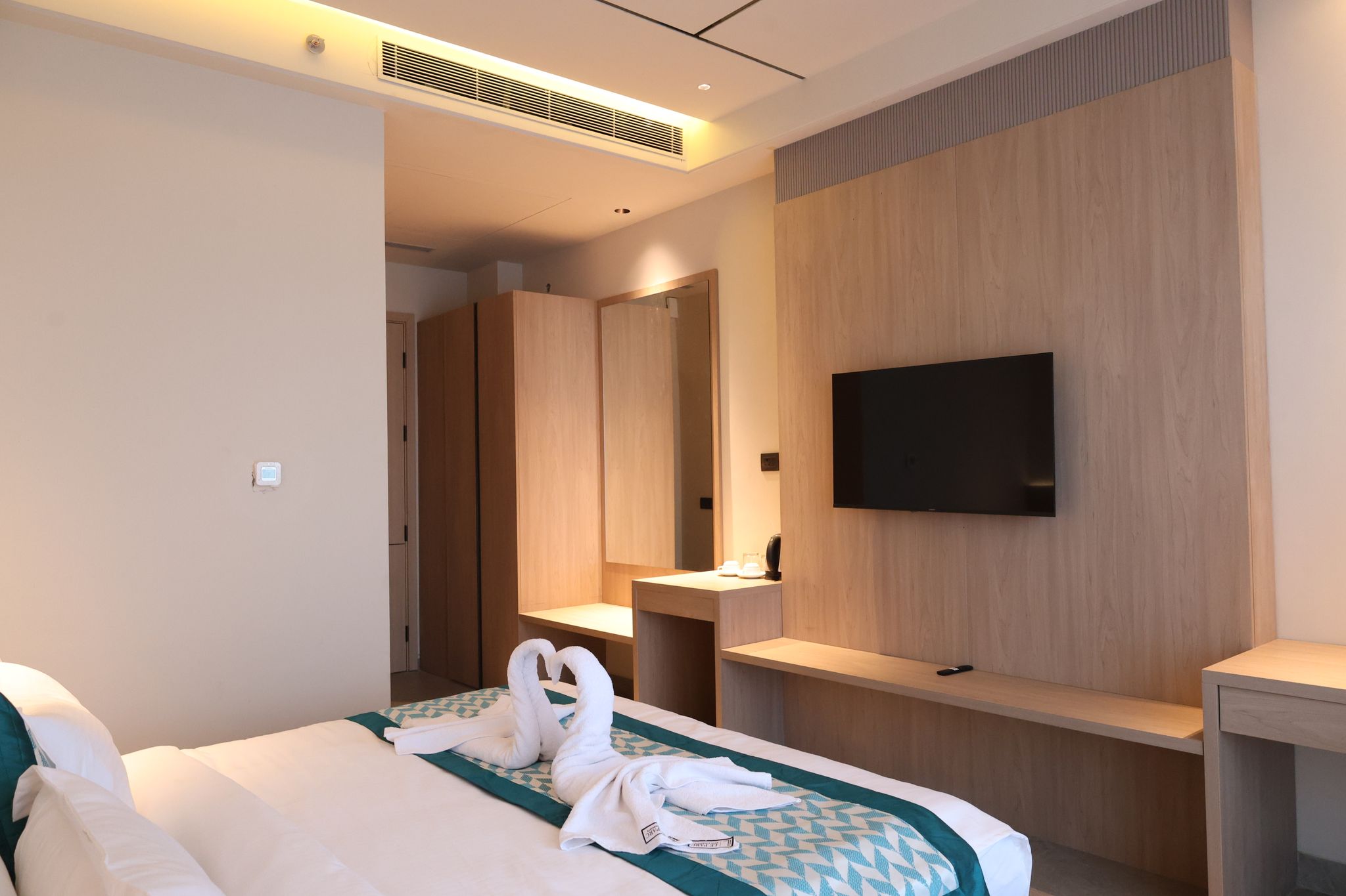 Le Parc Hotel & Banquets An Initiative by SHER-E-PUNJAB Deluxe Room 35