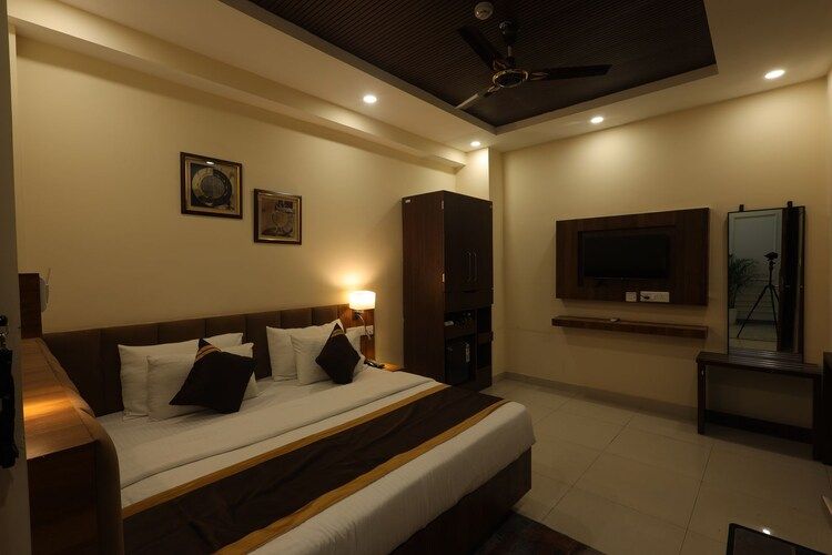 Club Room , 24 Hrs Checkin and Checkout , 20 Percent discount on Food Bill