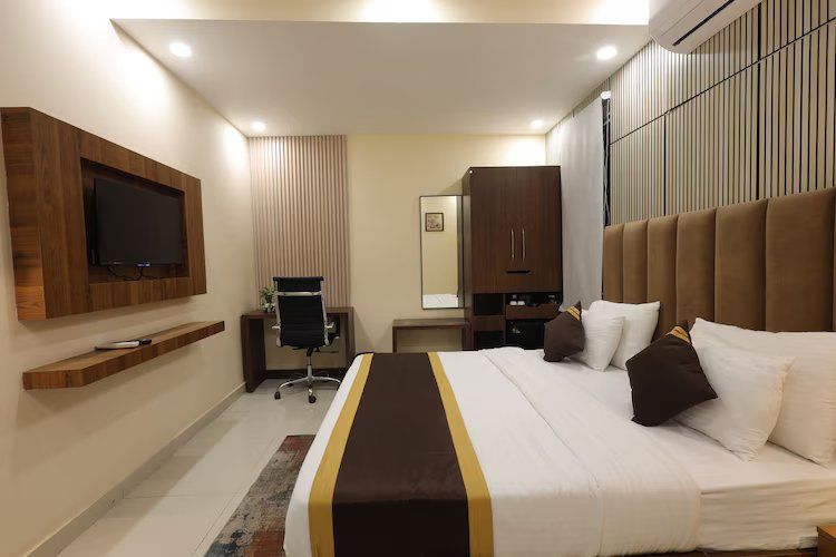 Executive Room , 24 Hrs Checkin and Checkout , 20 Percent discount on Food Bill