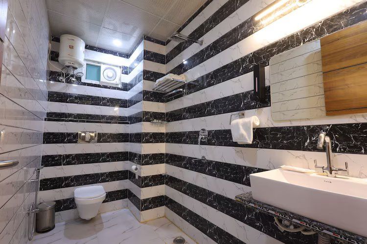 Club Room , 24 Hrs Checkin and Checkout , 20 Percent discount on Food Bill