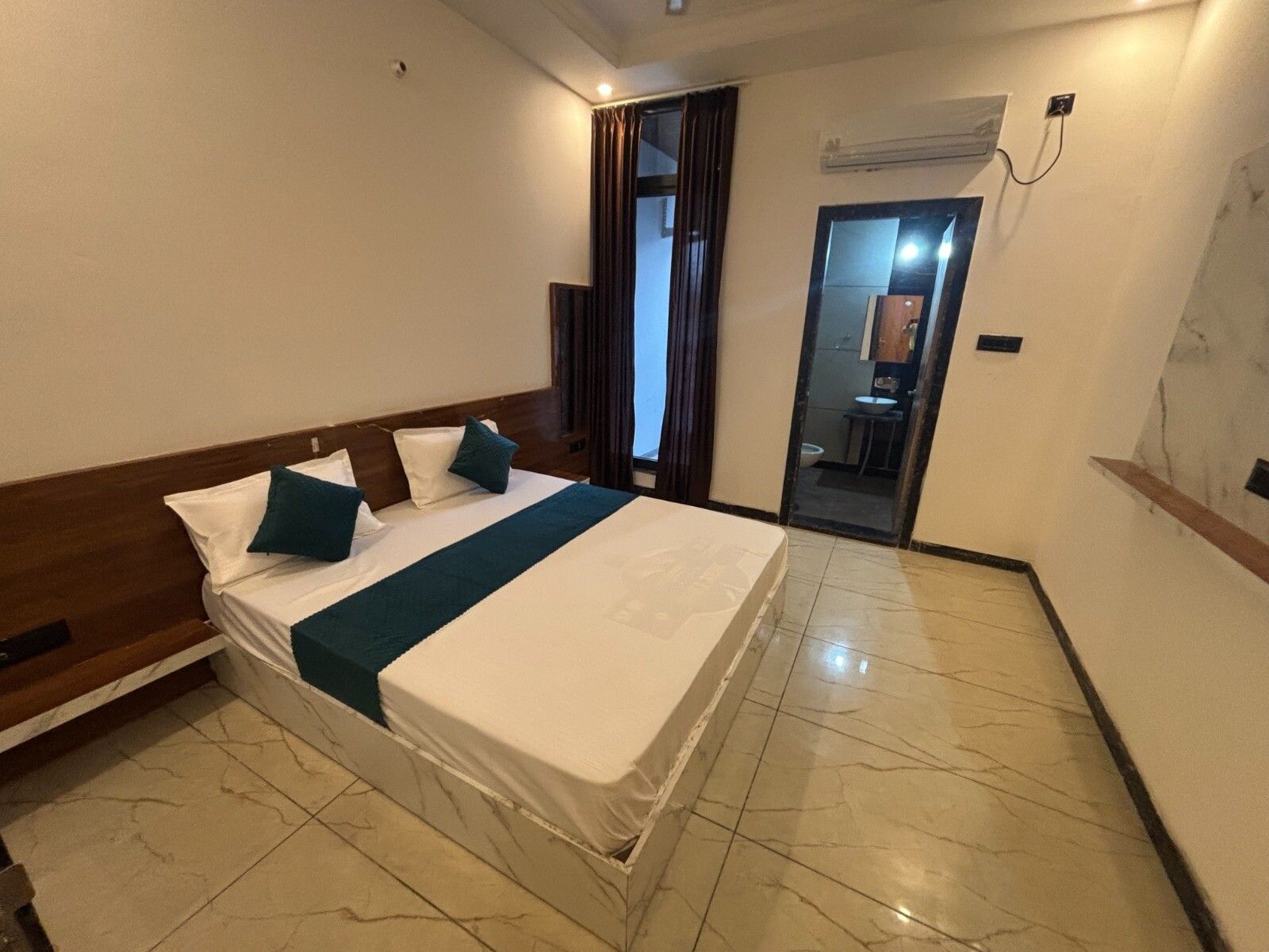 HOTEL CM PALACE Family Room  2