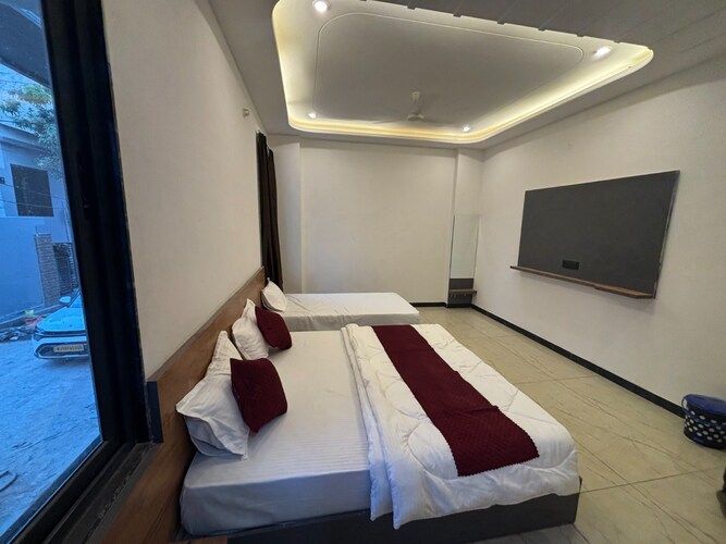 HOTEL CM PALACE Deluxe Triple Room 1 Double Bed + 1 Single Bed  3